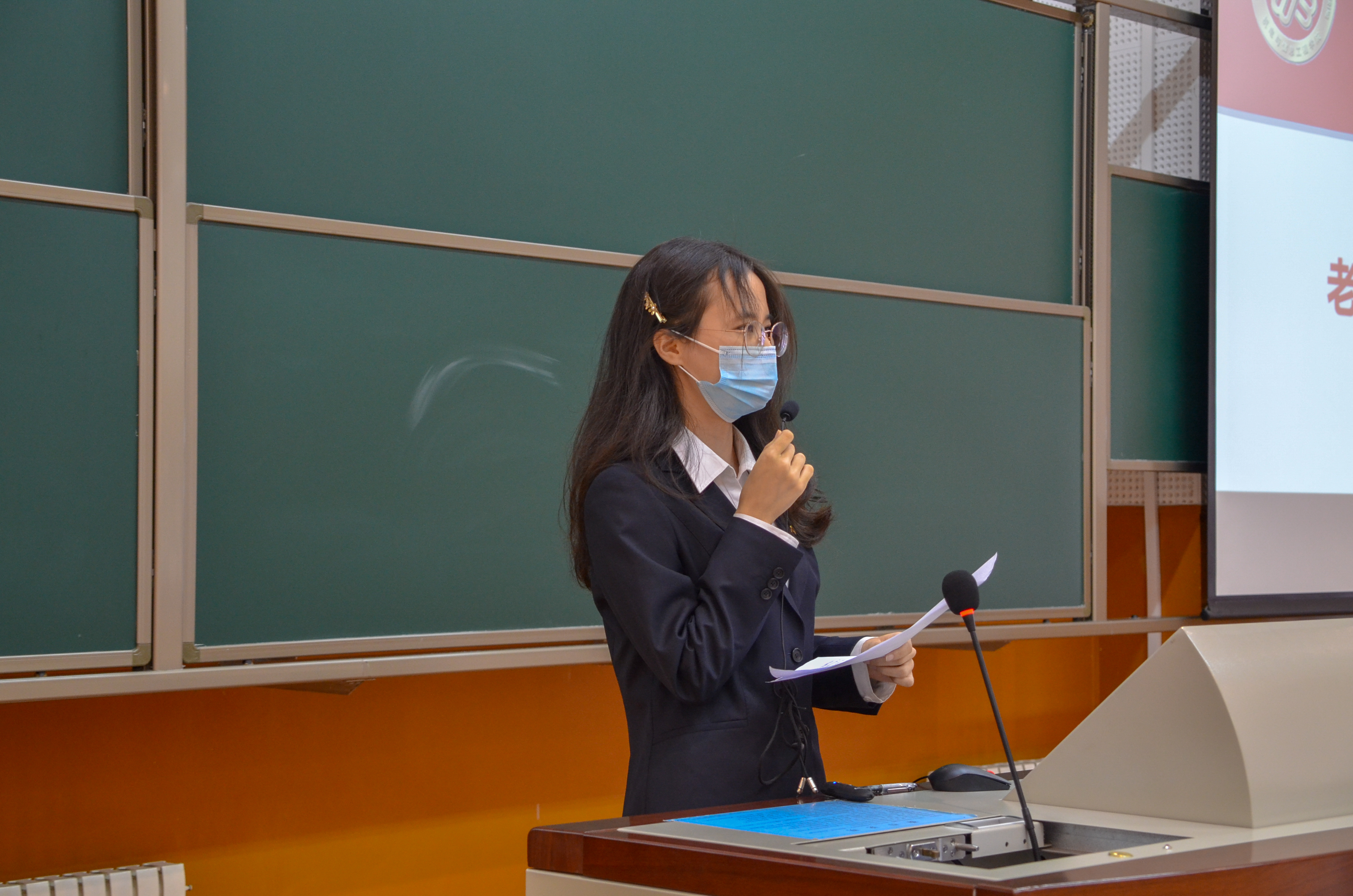 在校生代表高小涵同学发言